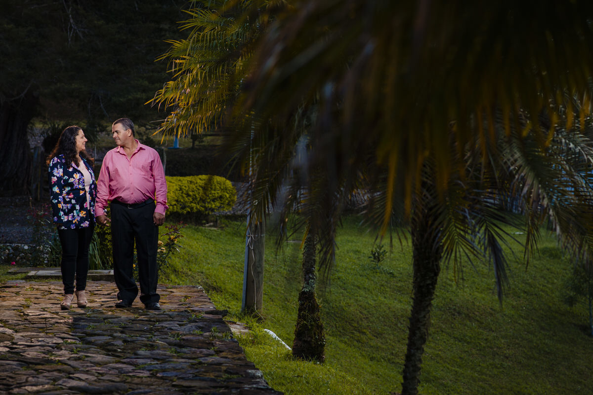 Álvaro y Flor camimando juntos en sus bodas de plata