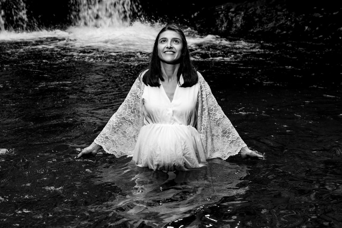 Yomaris feliz en la sesión de maternidad de Emilio