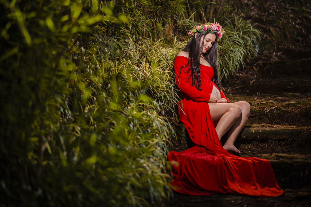 Viviana mirando a Valery en su sesión de maternidad