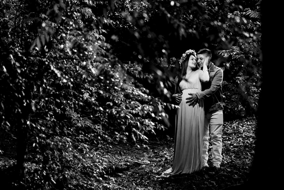 Viviana y su esposo en su sesión de maternidad