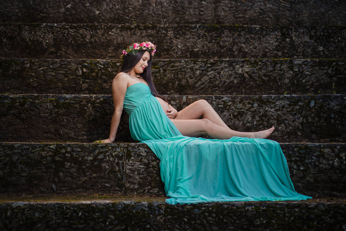 Viviana sentada en su sesión de maternidad