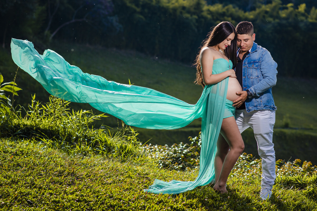 Viviana con su esposo en la sesión de maternidad de Valery