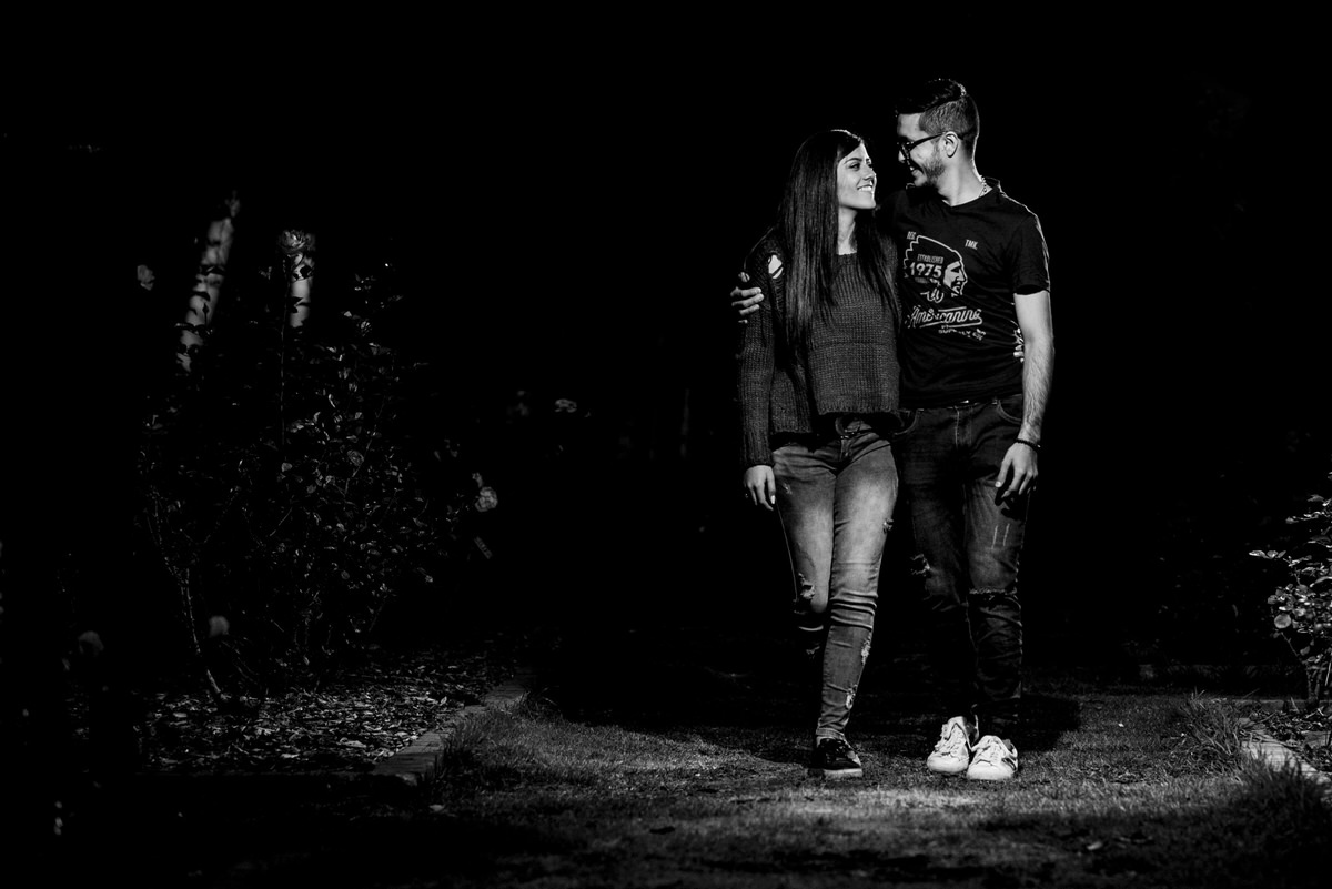 Angie & Estiven caminando juntos en la sesión preboda