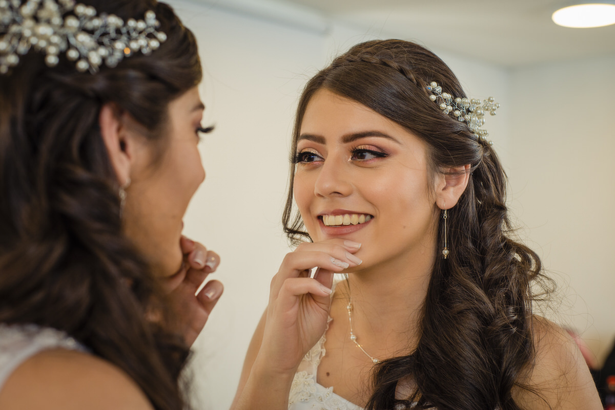 Angie sonriendo en su boda