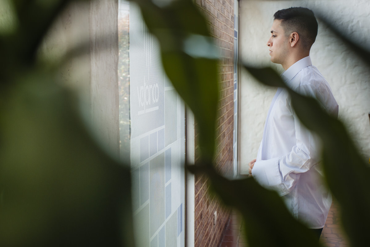 Estiven poniéndose su traje de boda
