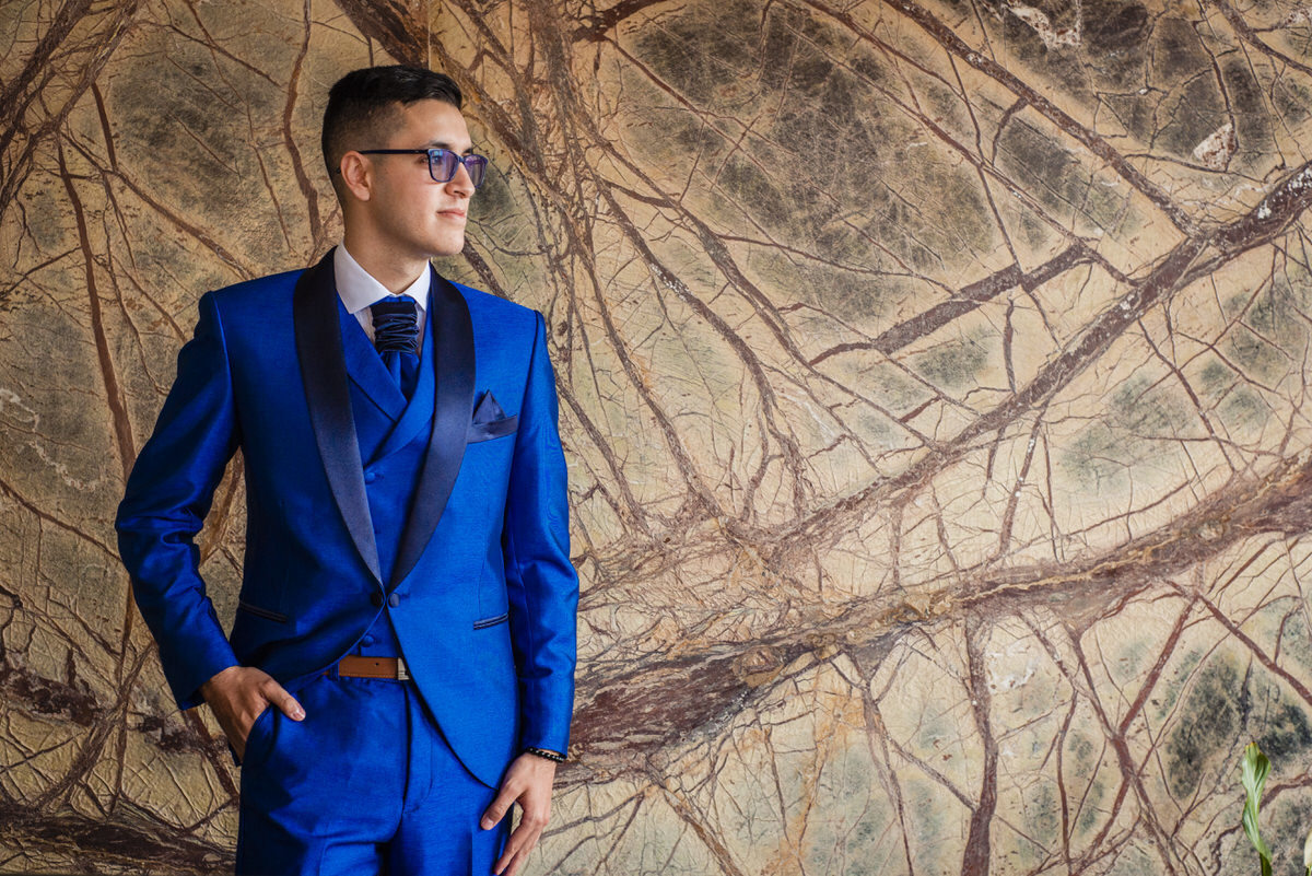 Estiven con su traje de novio 