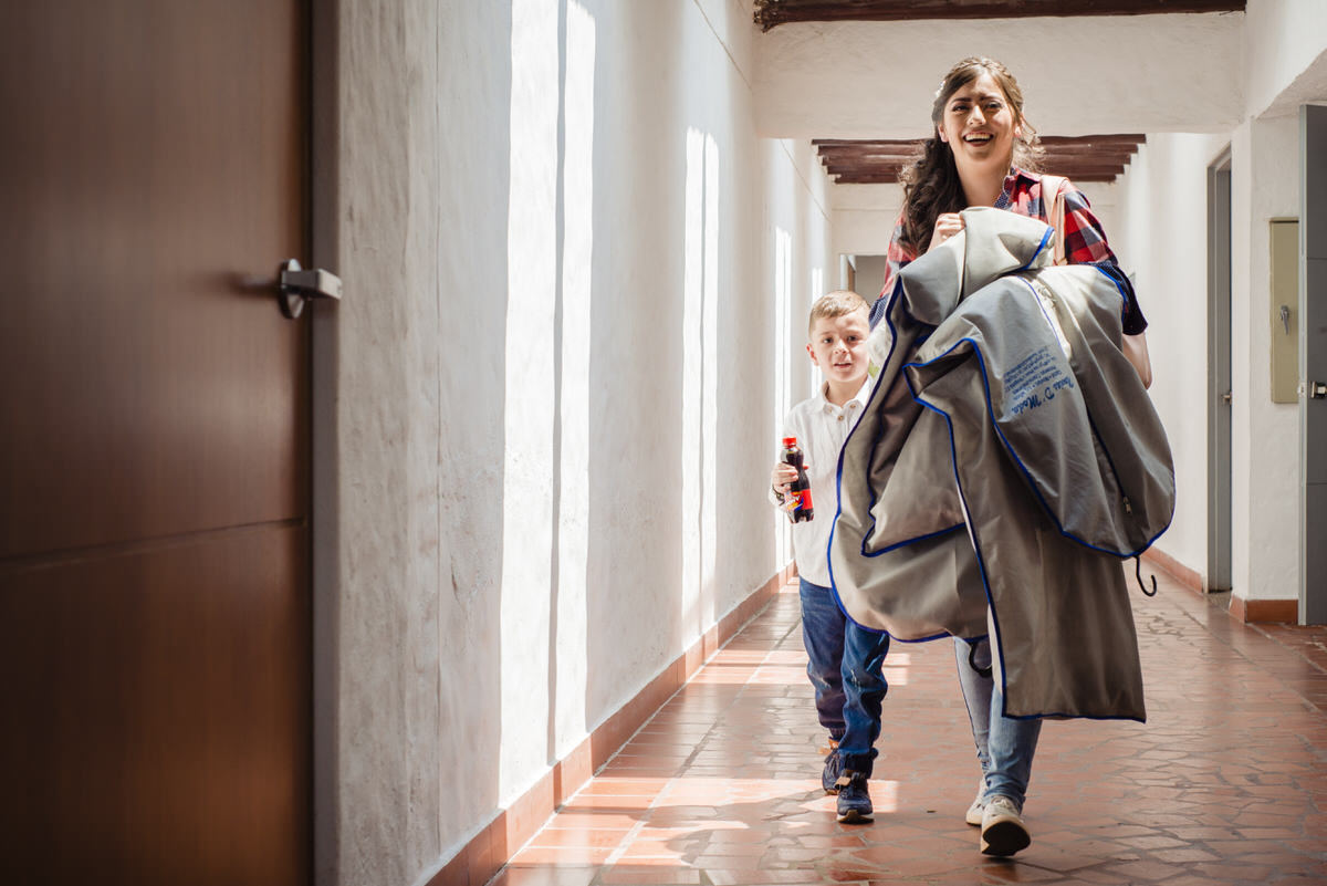 Angie llegando a organizarse para su boda