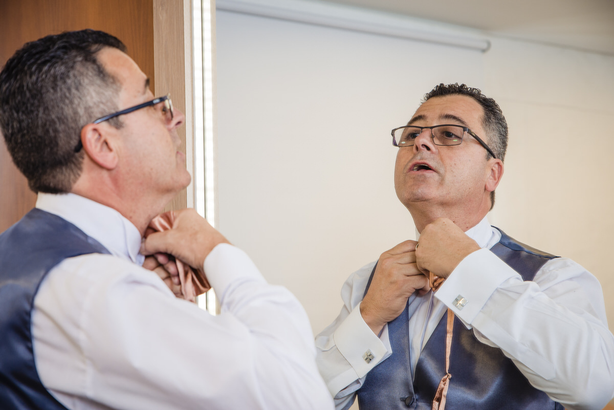 Papá de Estiven organizándose la corbata en la boda de su hija