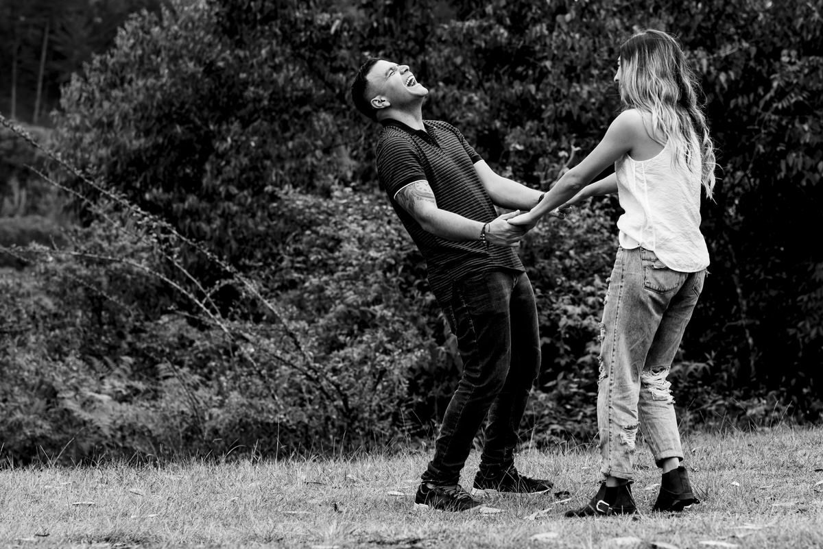 Maire & Sebas dando vueltas en su sesión preboda