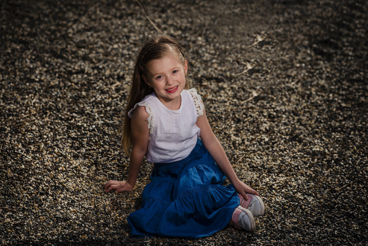 Paulina sonriendo en su sesión 