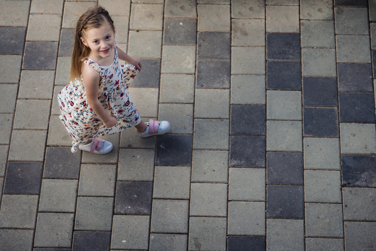 Paulina caminando en su sesión
