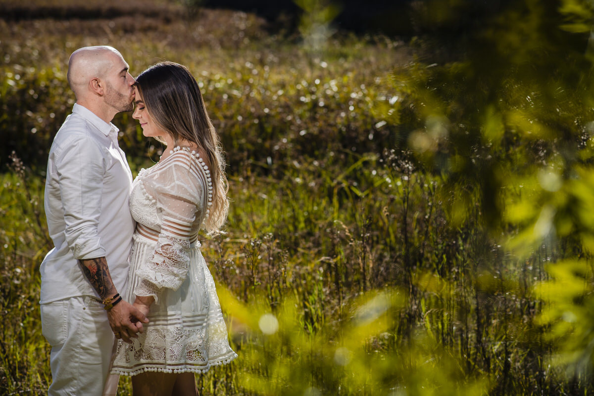 Jhon Jairo besando a Andrea en su aniversario