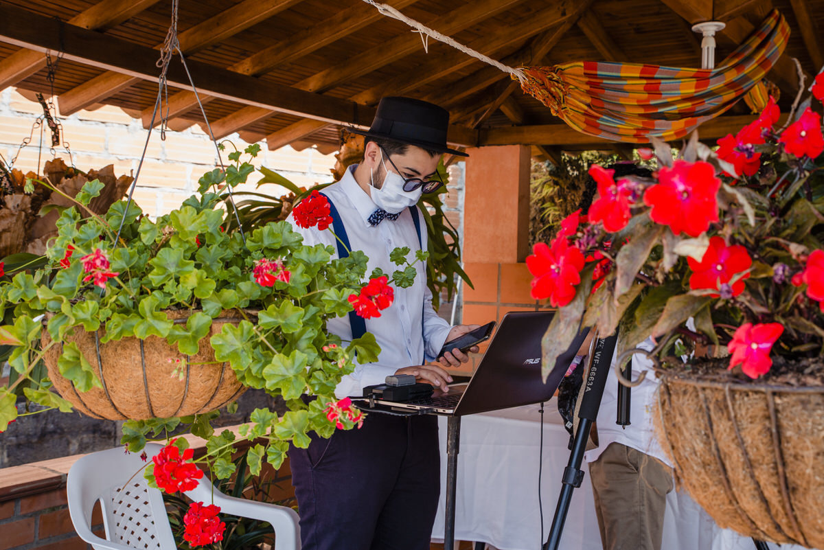 David preparando la transmisión de su boda