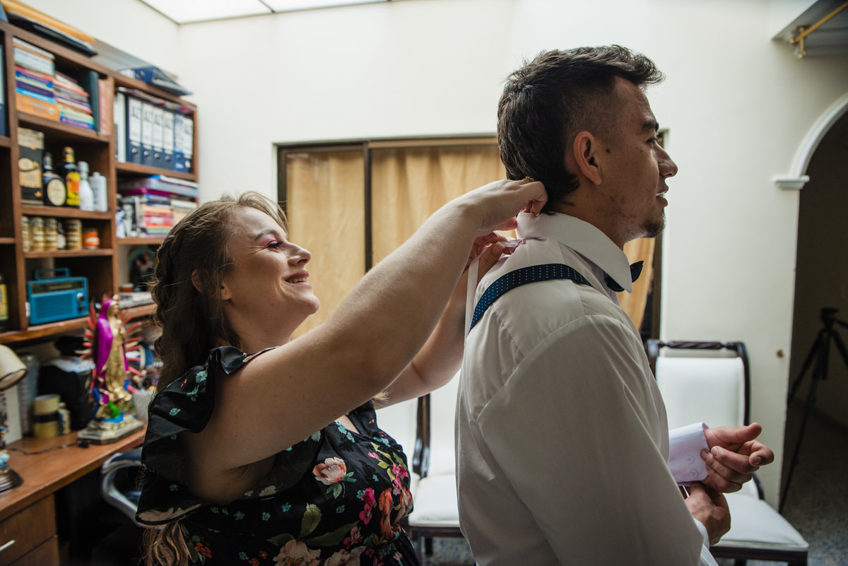 Preparativos del novio en la boda de Kamila y Ferney