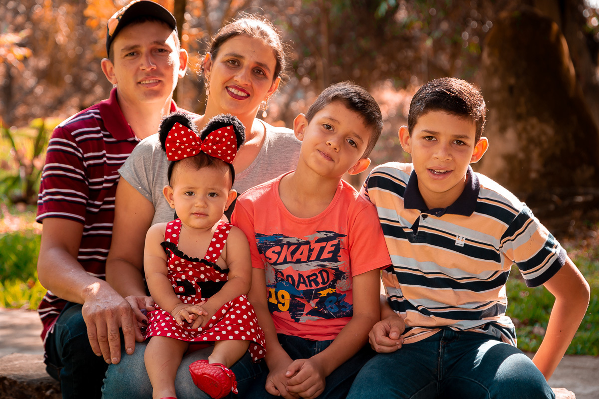 fotografia de criança mechando no bole
