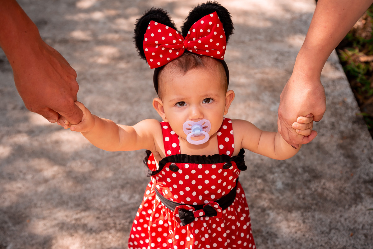 fotografia de criança mechando no bole
