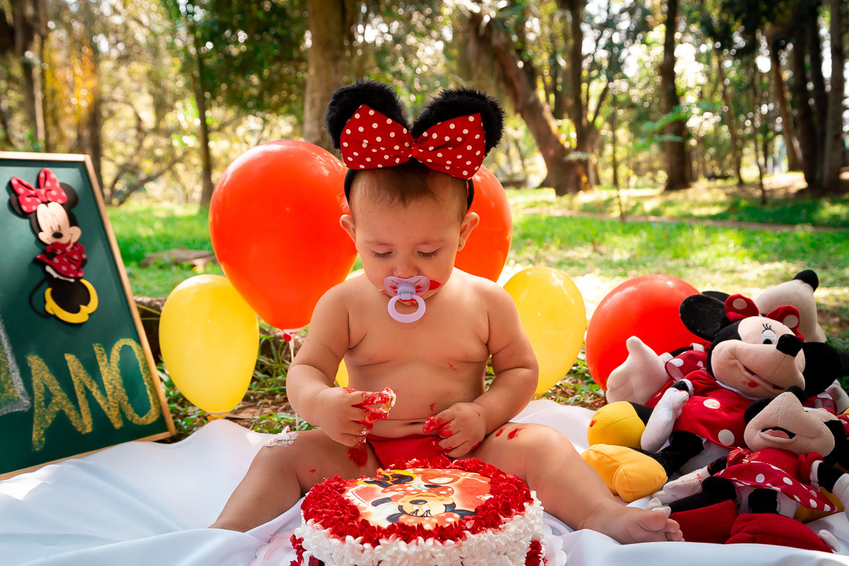 fotografia de criança mechando no bole