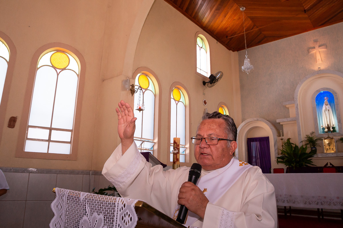 cerimonia de batismo na cidade de Pindamonhangaba