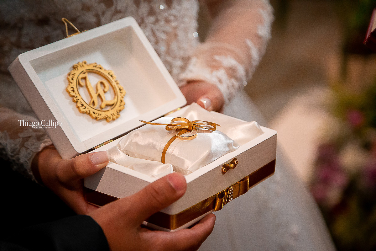 aliança de casamento , casamento religioso na cidade de pinda na igreja salesianus, fotografo thiago callipo
