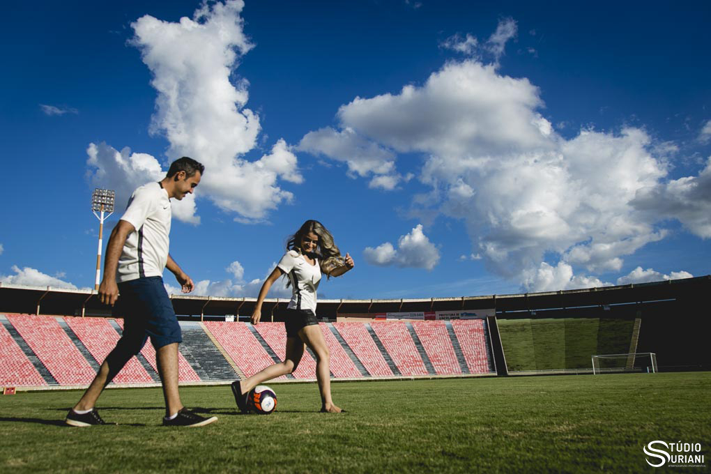 jogando futebol no ensaio pre externo antes do casamento em uberlandia