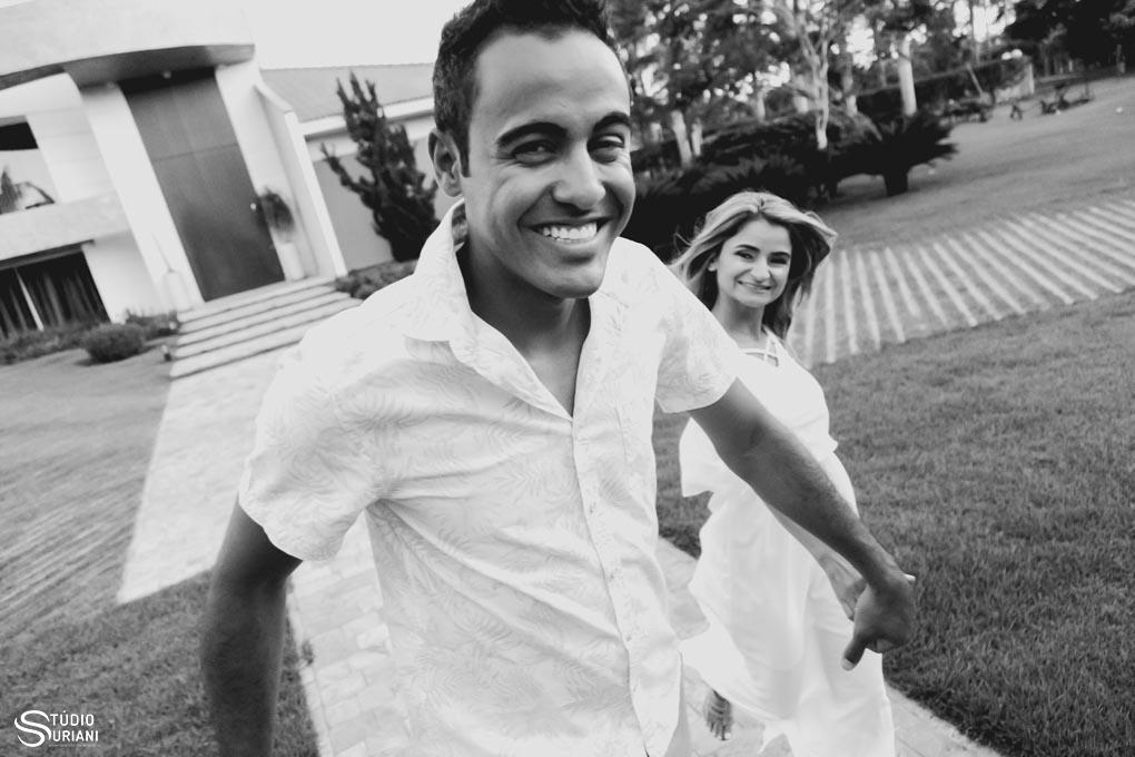 alegria e espontaniedade no ensaio pre casamento