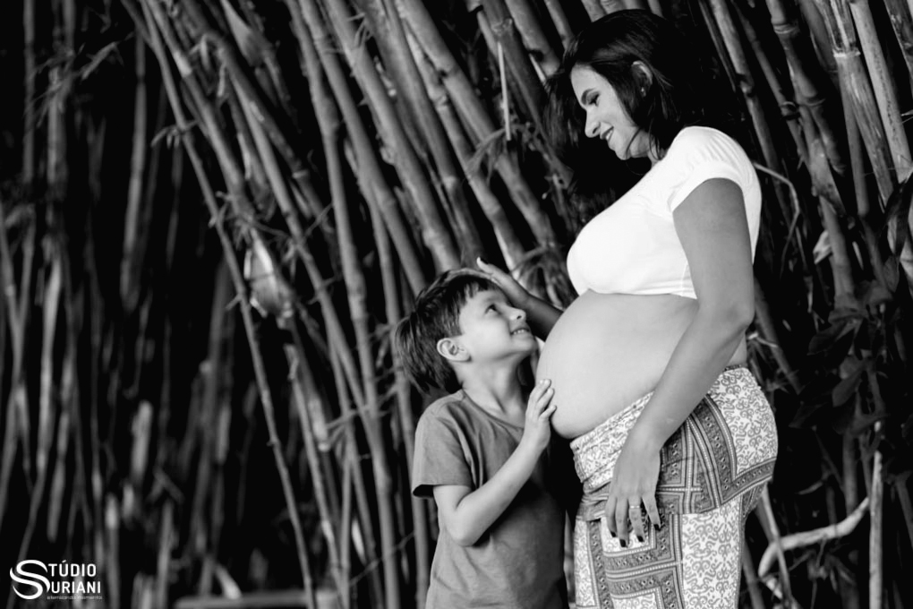 fazendo carinho na irmãnzinha que esta chegando