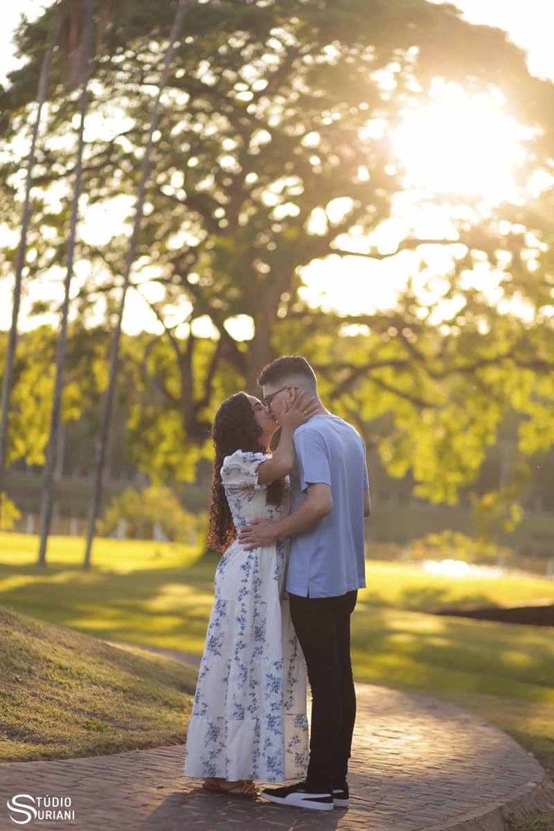 Beijo apaixonado de noiva em Noivo em ensaio pré casamento em Uberlândia no  condomínio Morada do Sol 