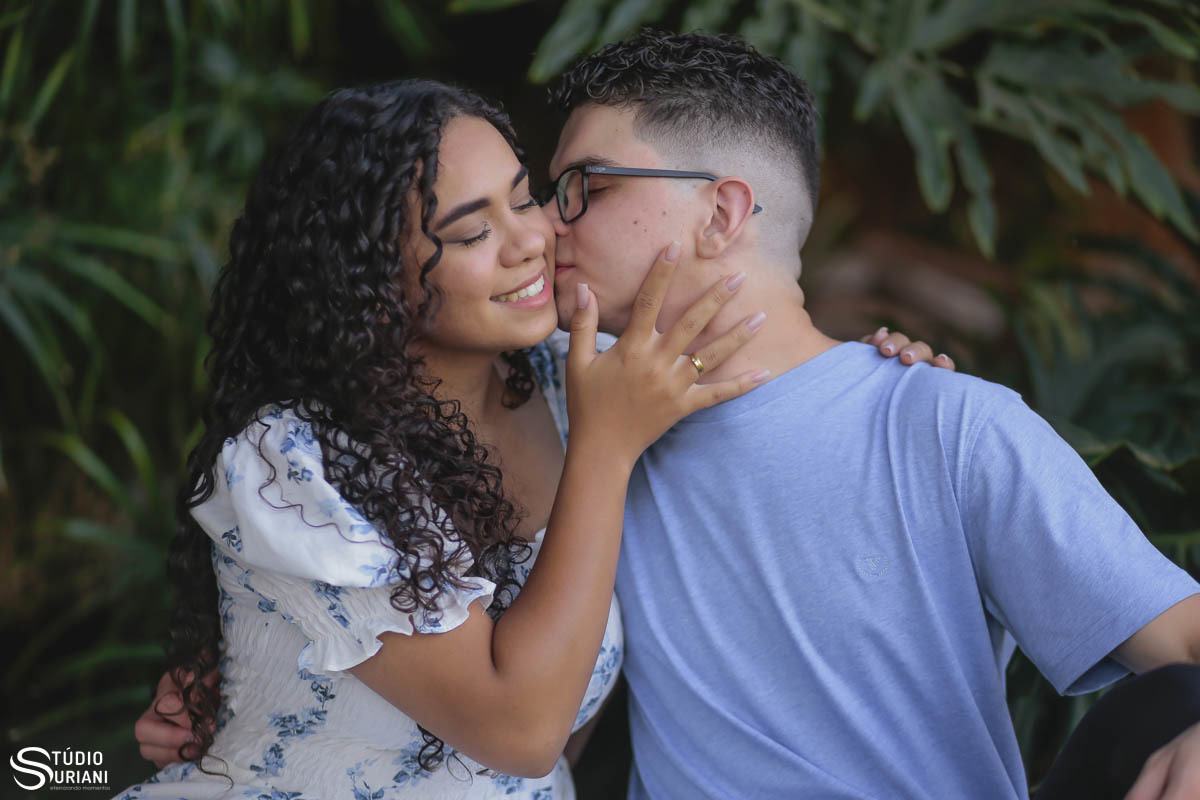 Noivo carinhoso casamento puros 