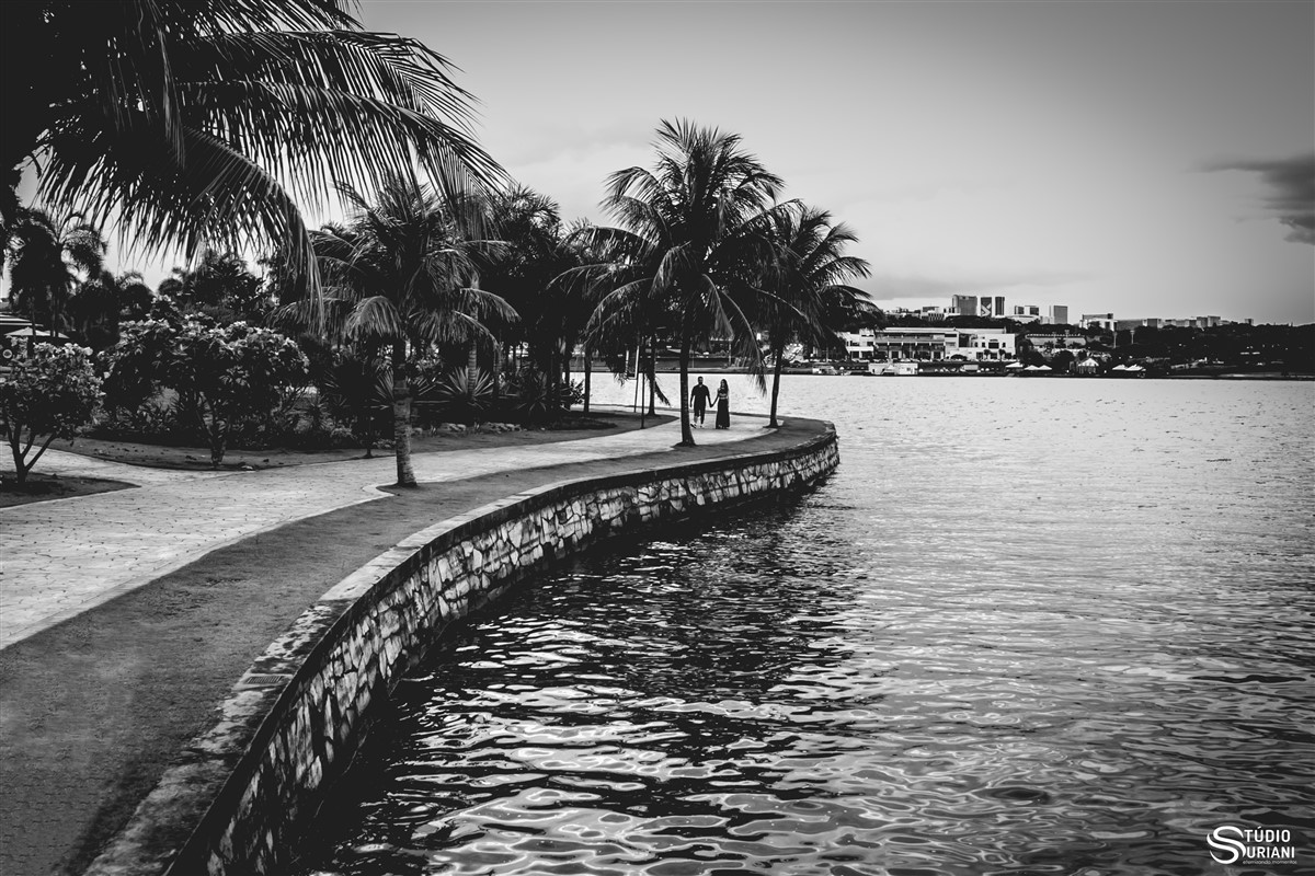 fotografia de casamento na beira do lago paranoa entrando pelo pontão em brasilia df
