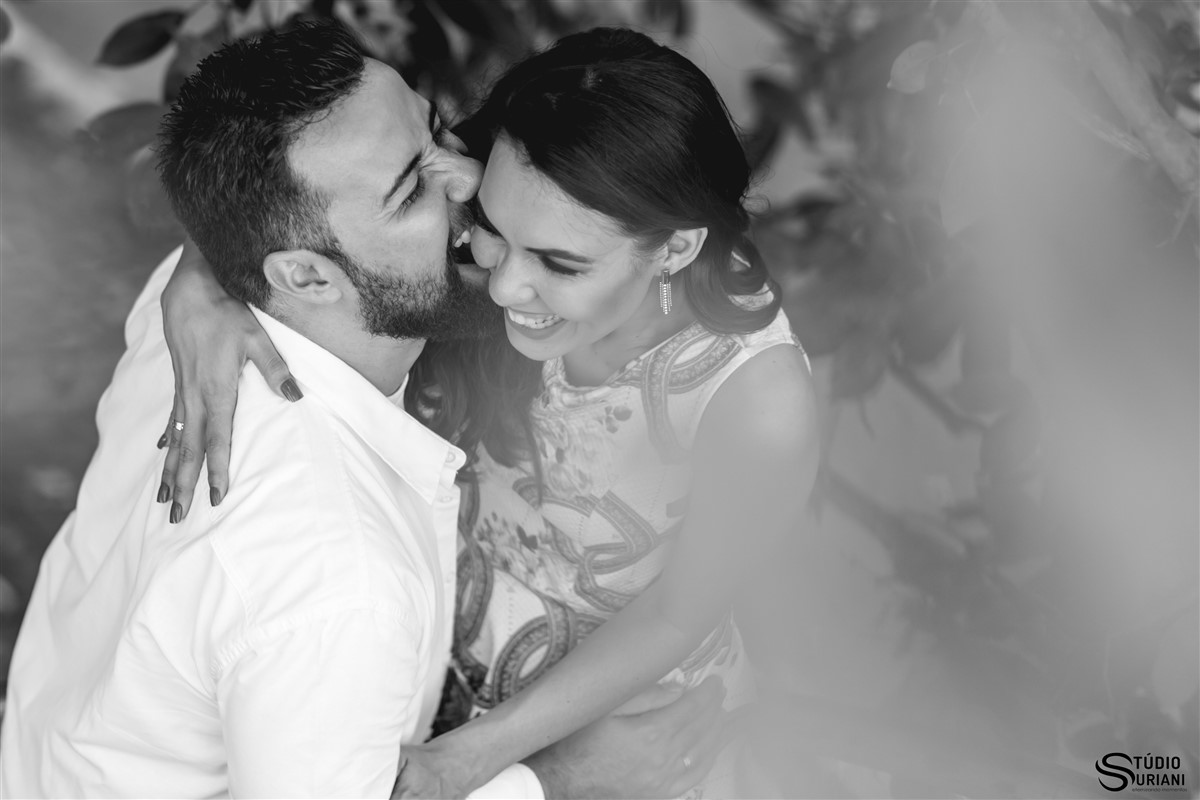 mordidinha do noiva na linda noiva karina nas fotos do ensaio pre casamento