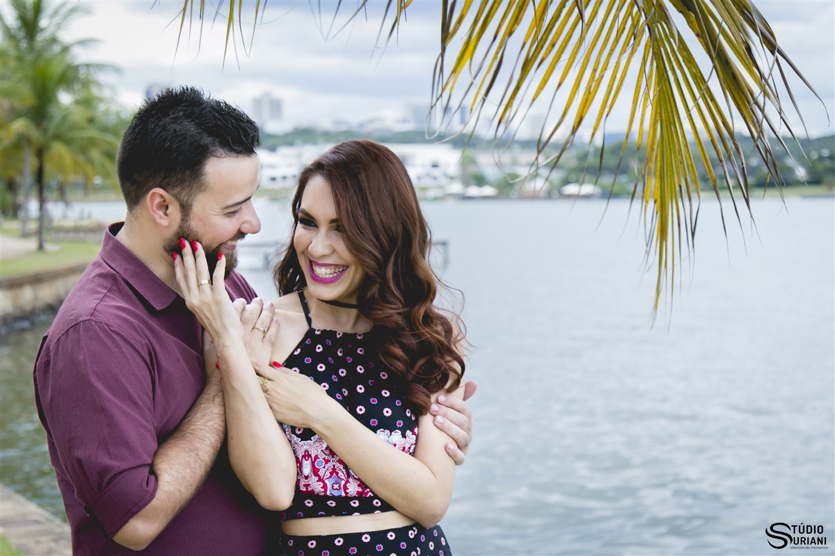 noiva ruiva e runhas vermelhar sendo fotografada na beira do lago paranoa em brasilia