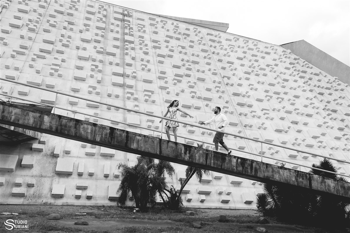subindo as escadas do teatro em brasilia