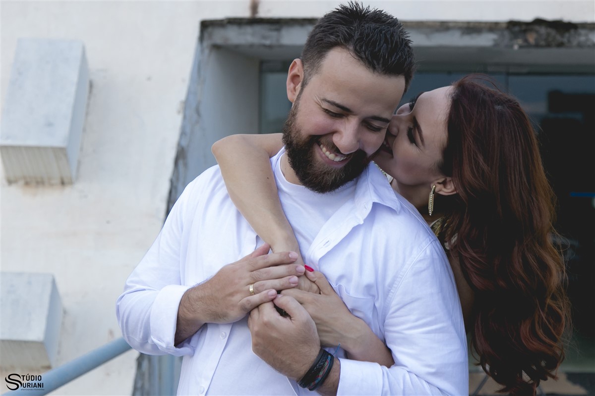 noiva dando uma mordidinha na orelha do noivo leandro