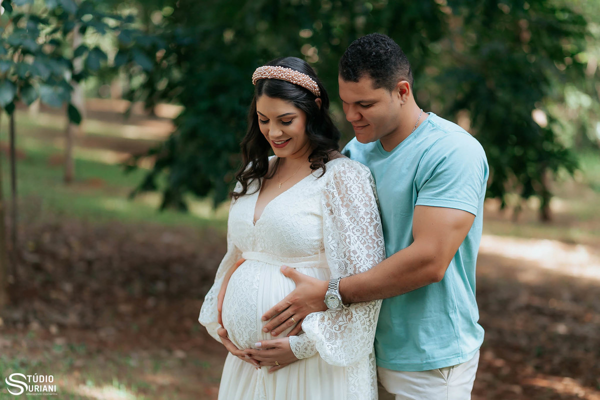 Gestante com sua esposa linda morena e pai forte de academia