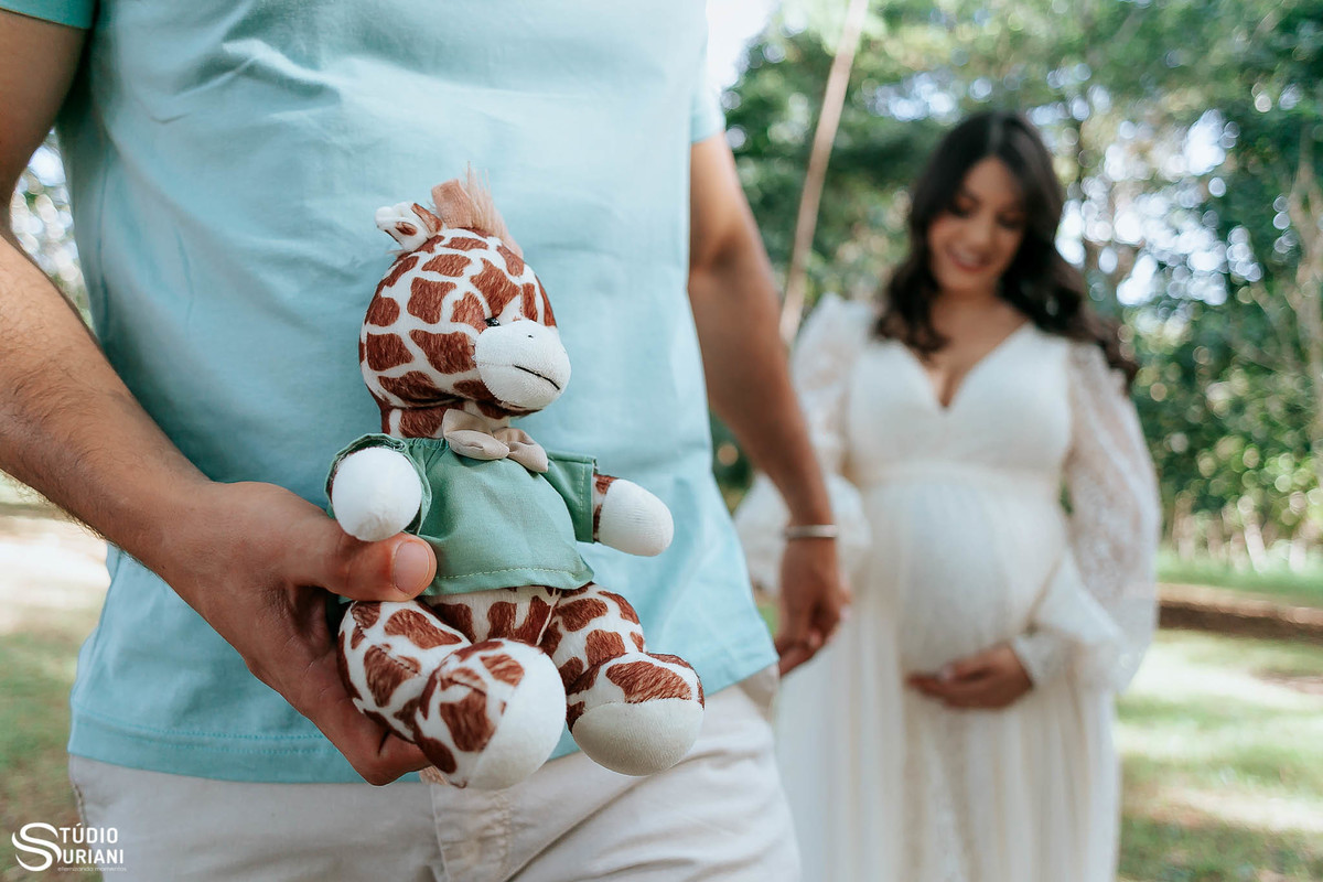 Ensaio com boneco girafa gestante