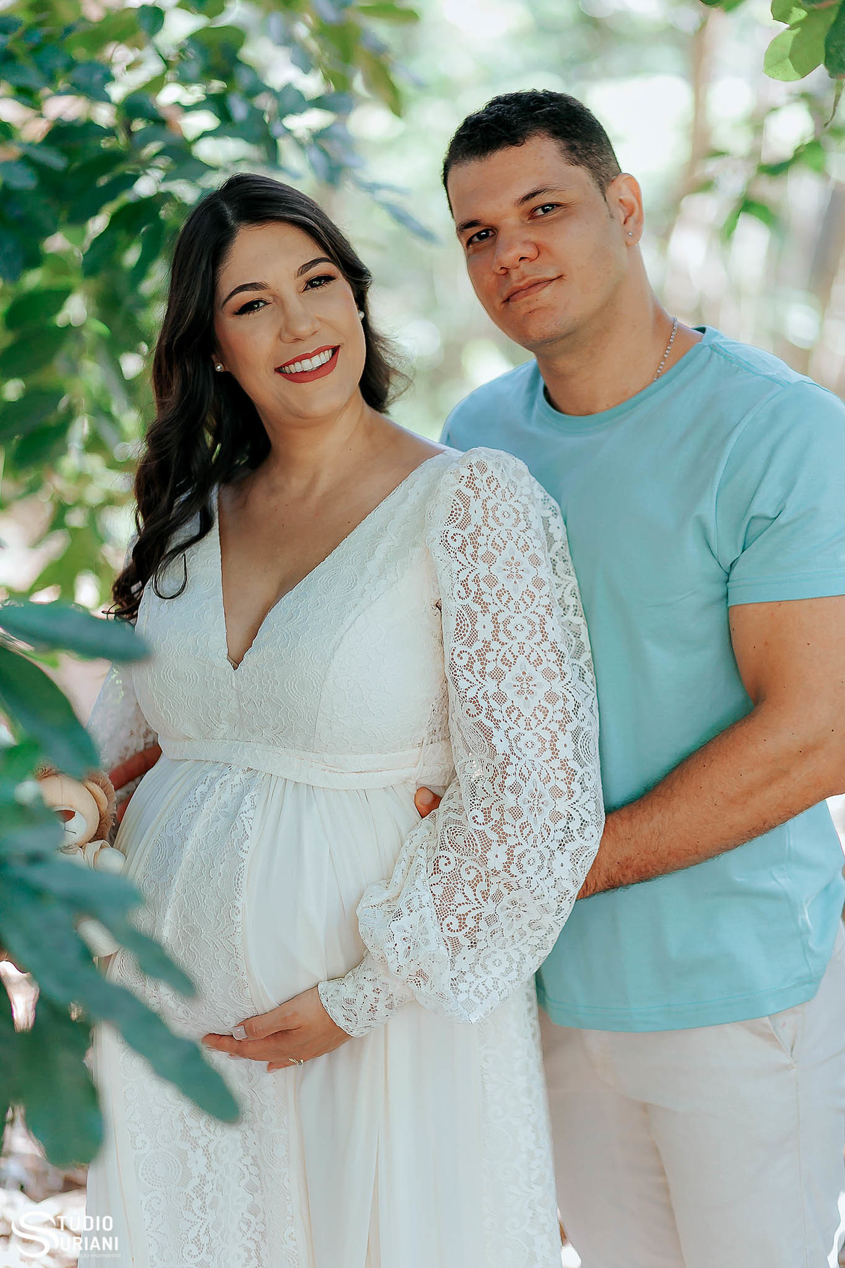 casal lindo tirando fotos de gestação em Uberlândia