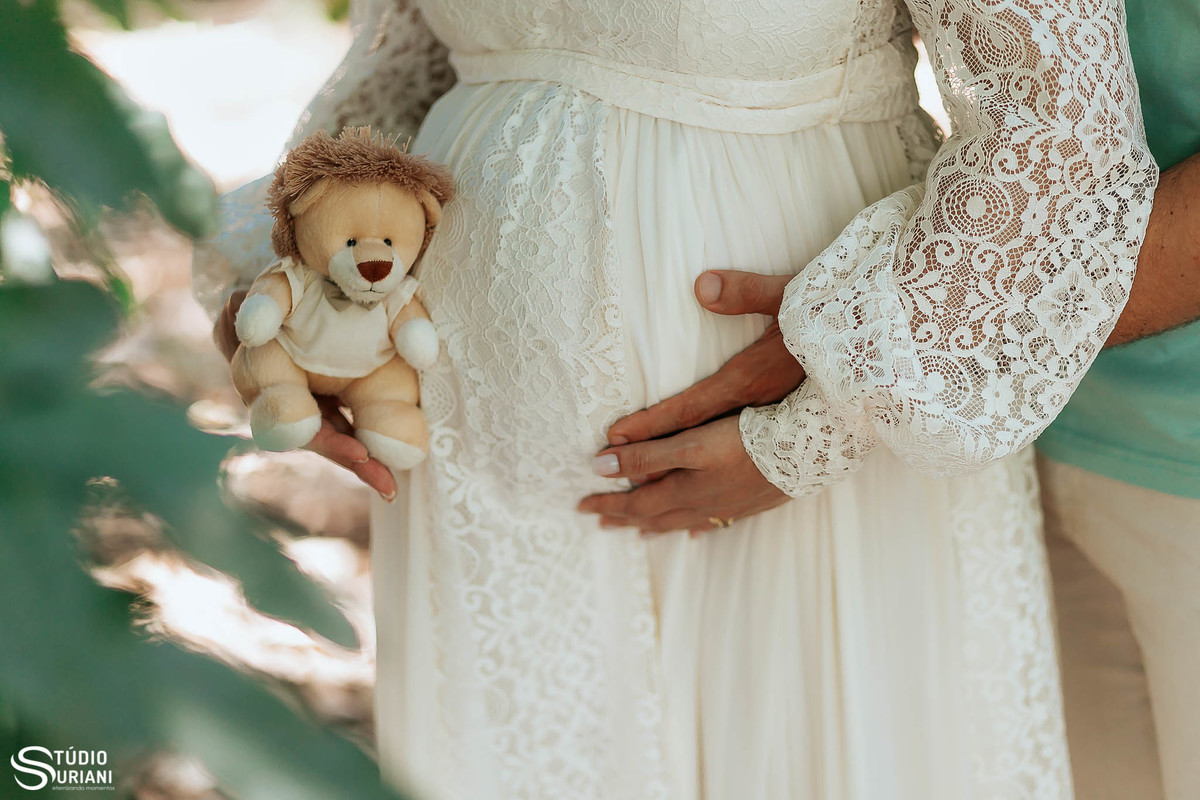 Foto com detalhe com bichinho de estimação em pelúcia presente noiva para noiva