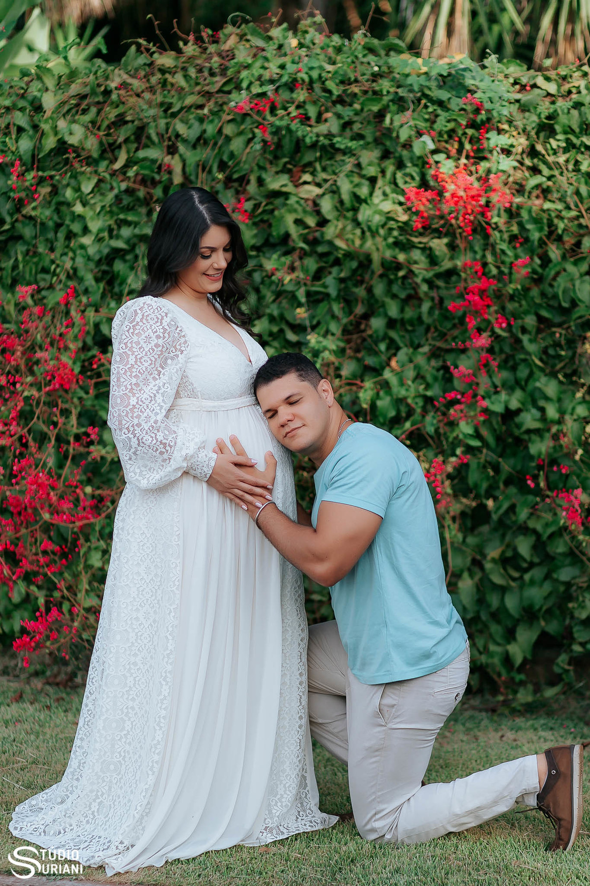 papai escutando o neném é uma pose velha mas que toda mãe quer ter