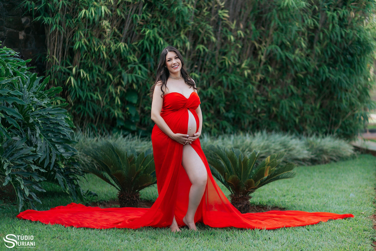 Vestido com longa calda para fazer fotos de gestação