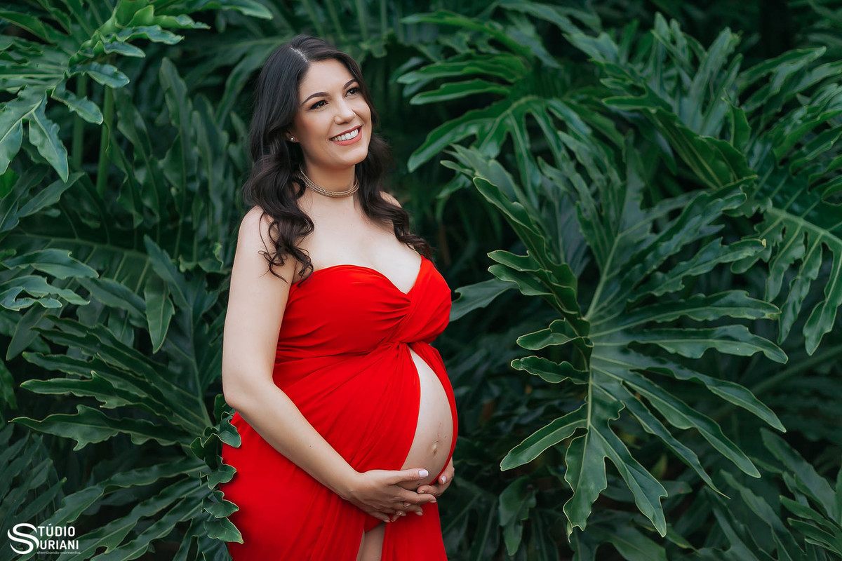 Lunda gestante faz fotos com pano vermelho