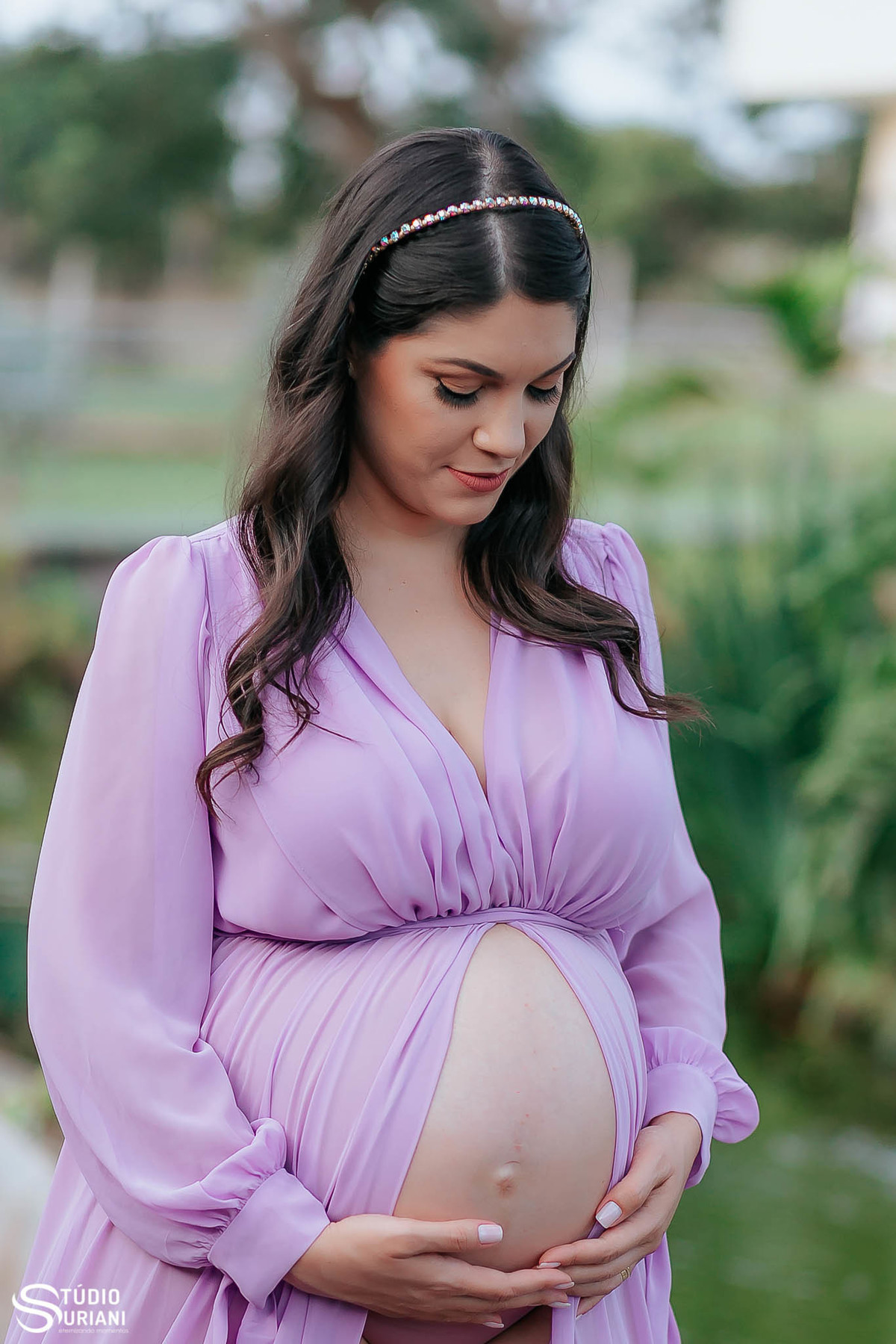 Linda gestante com cabelos encaradolados