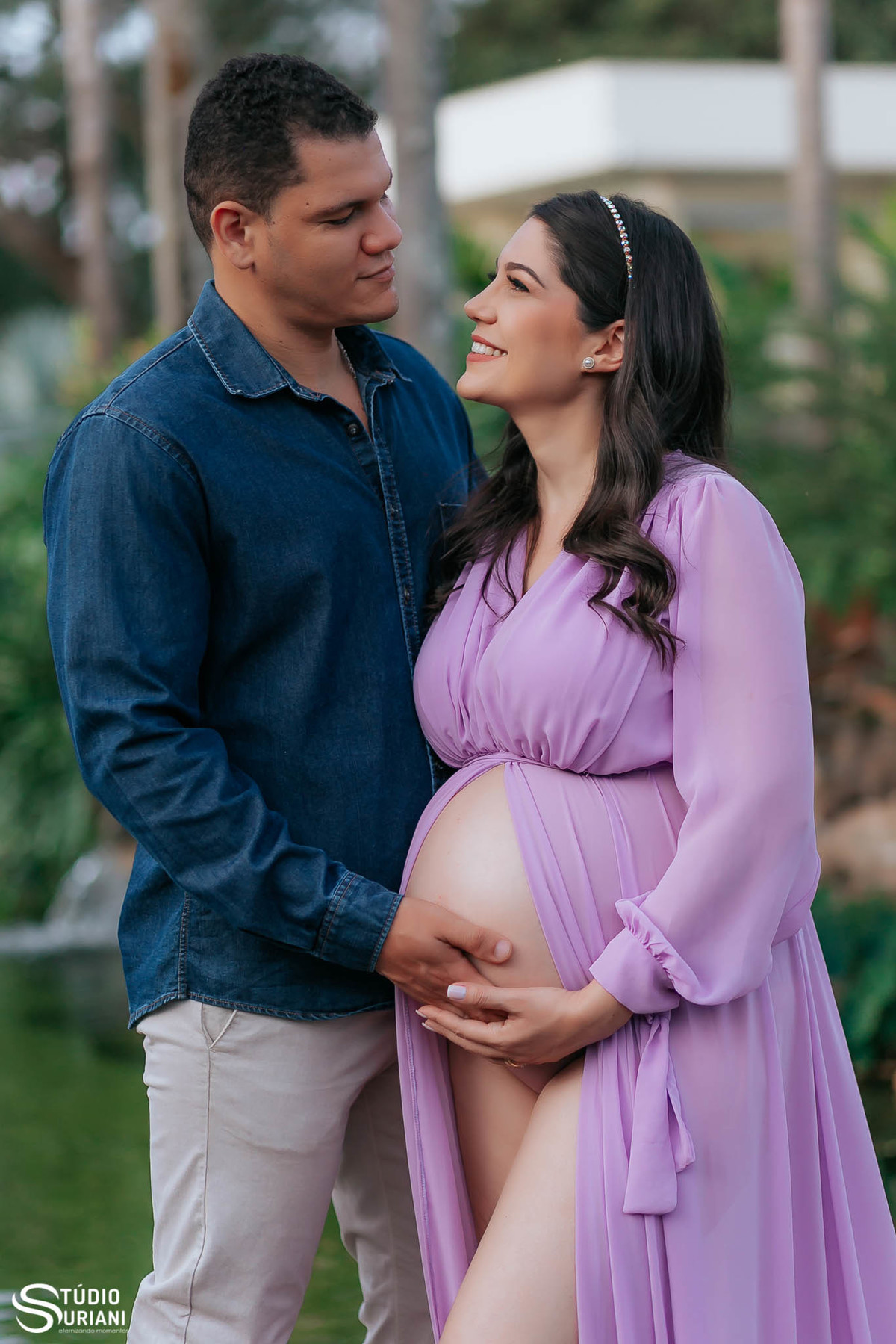 Carinho do papai em mamãe dirante ensaio de fotos