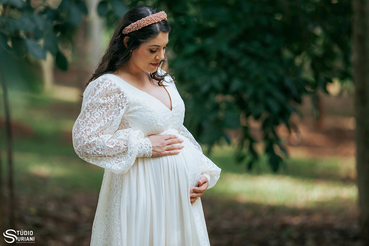 Linda gravida com tiara na cabela com vestido de renda branco em Uberlândia