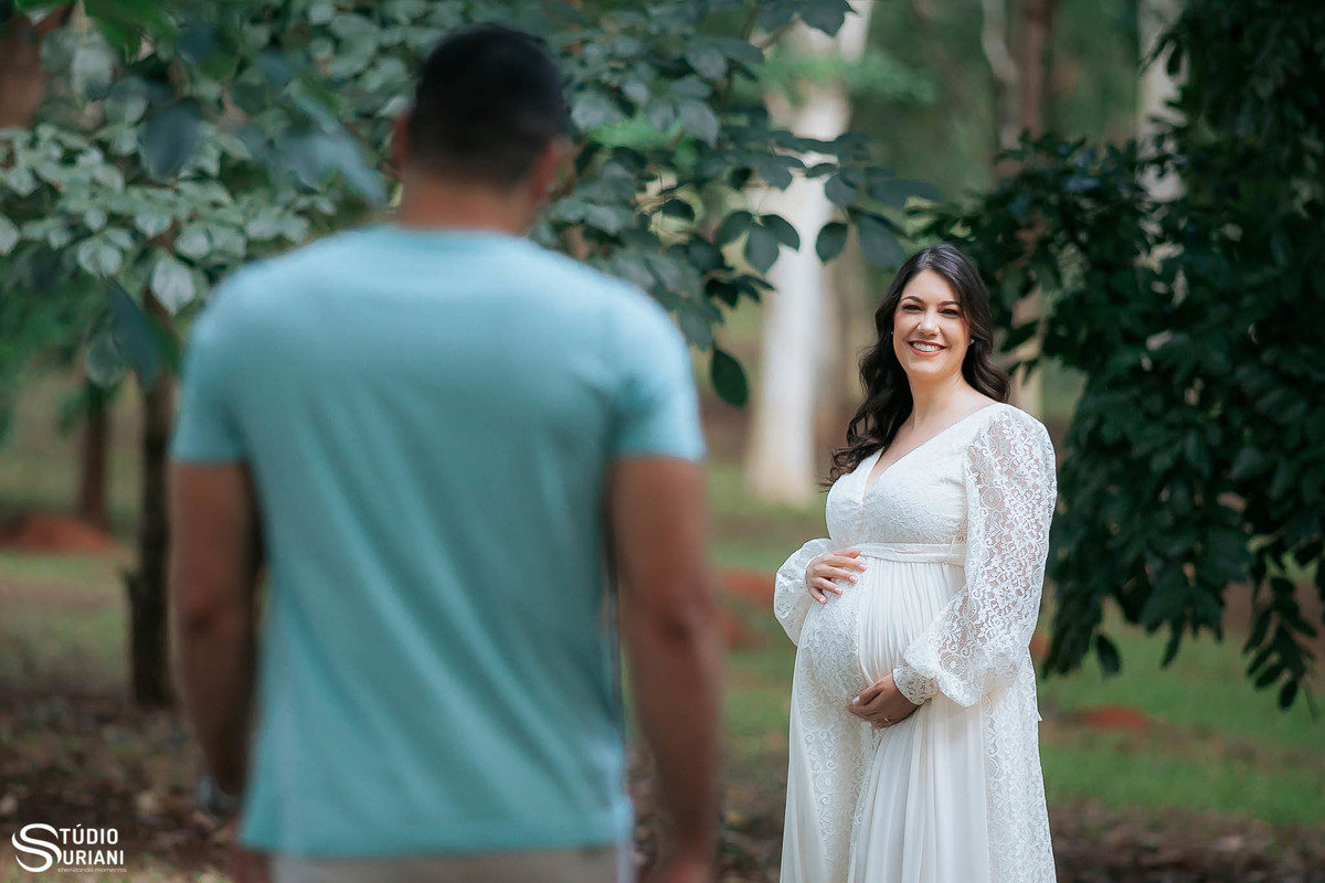 Papai olhando para sua esposa linda gravida com barrigão de 35 semana vem para Uberlândia para fazer fotos com o Fotografo Rogério Suriani