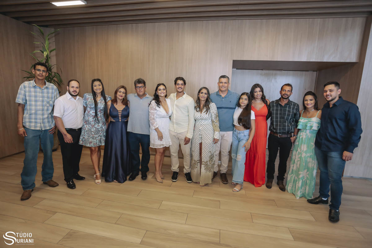 Foto com todos os convidados no casamento civil
