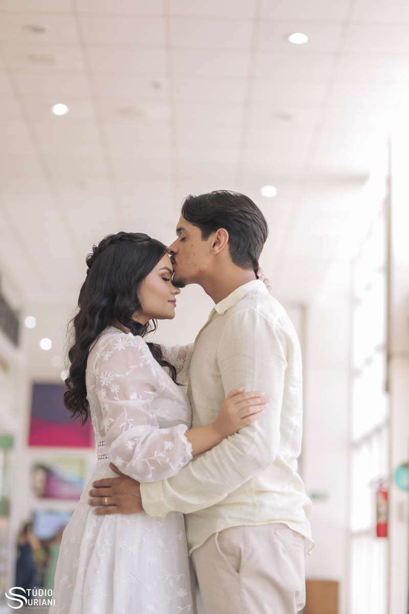 Noivo beijando a testa da noiva