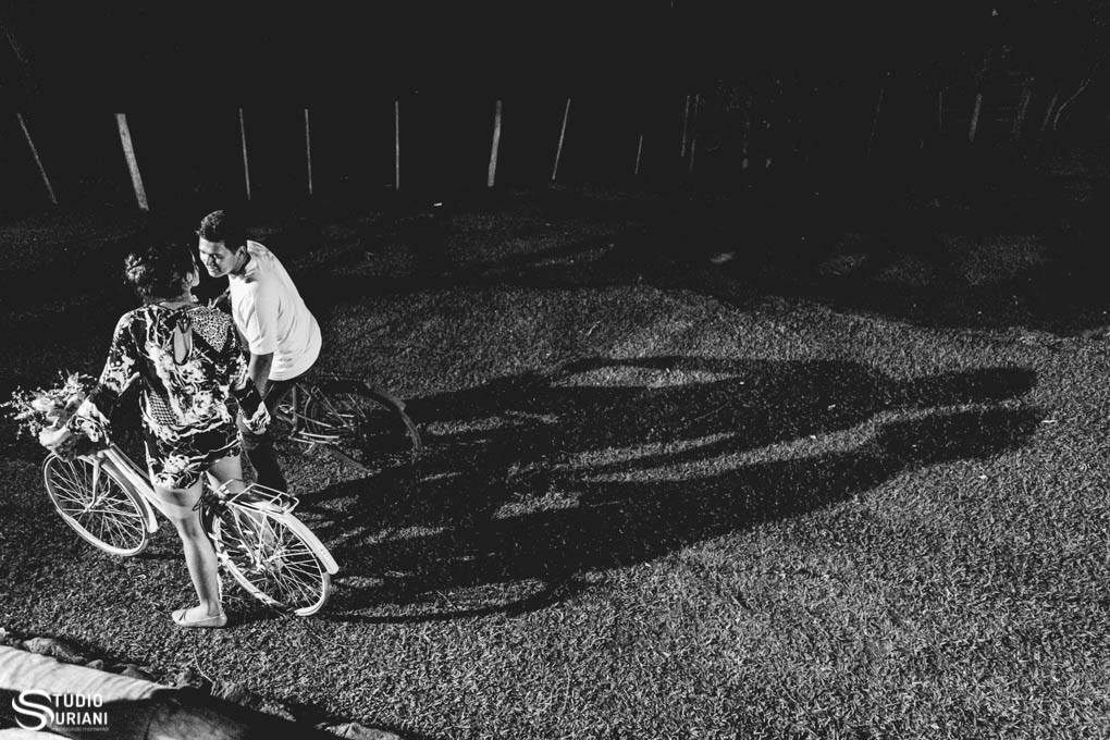 andando de bicicleta no ensaio pre casamento em araguari