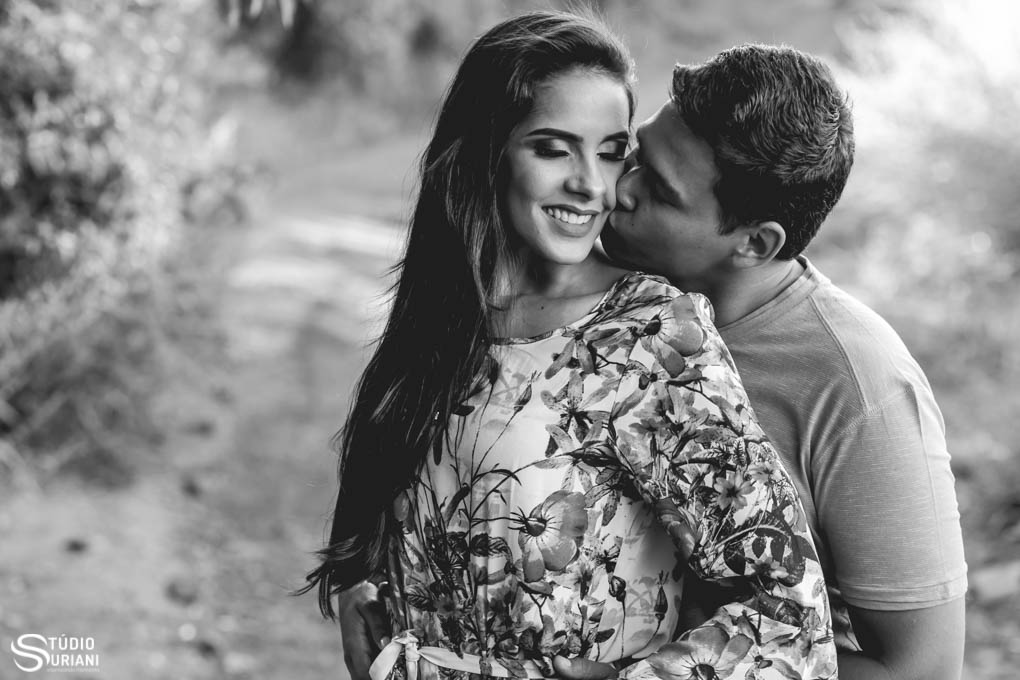 beijo carinhoso do noivo