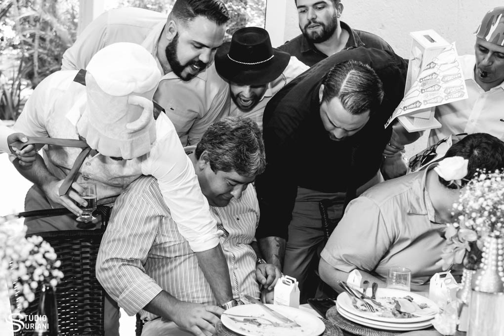 gravata do noivo engraçada pegando onde não deve para pegar o dinheiro