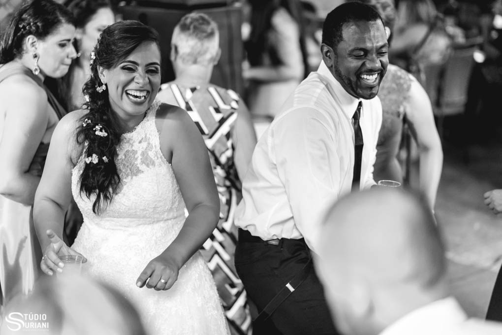 noiva se divertindo na posta de dança